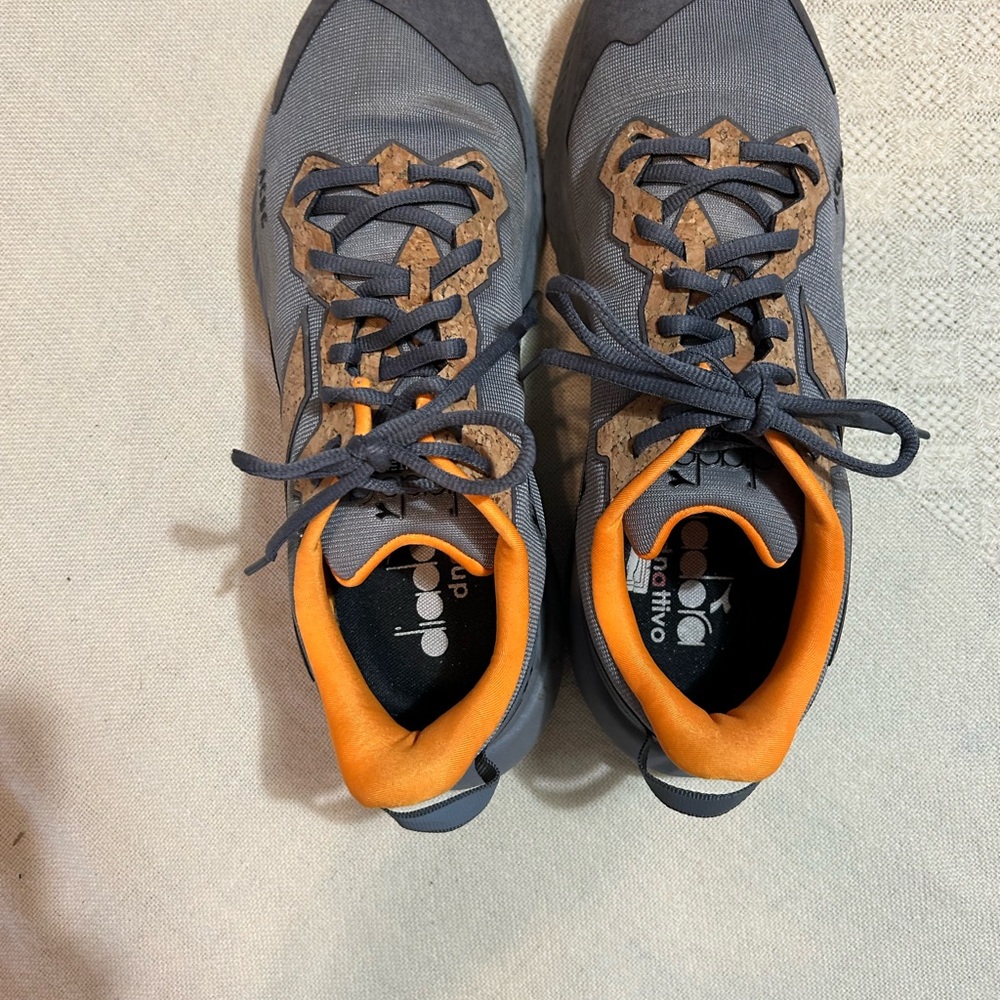 Men’s diadora   mythos’s Blue Shield Volo 3 running shoes, gray/orange  size 10
